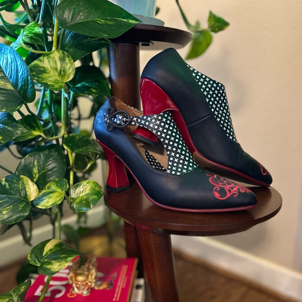 Fluevog (Limited Edition) Darla (Poser) US size 6 black red white buckle
